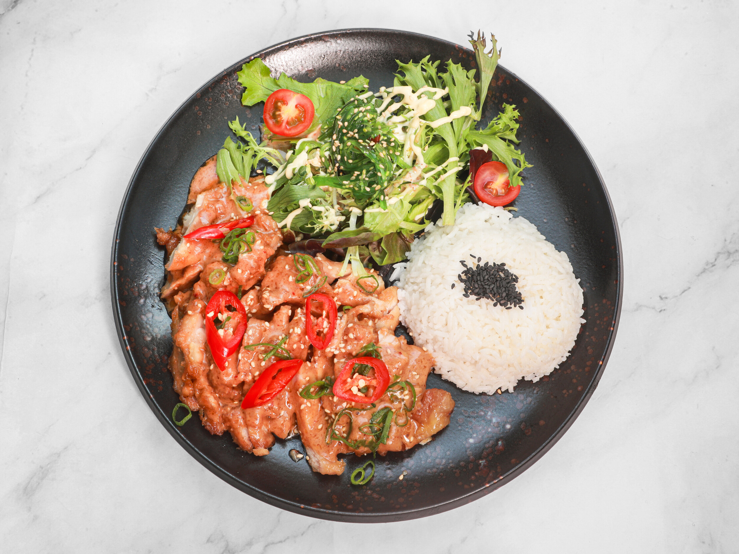 Kip in pikant satésaus